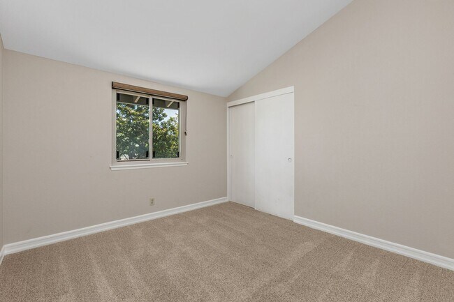 Building Photo - Spacious Home w/ Loft in Village Park!