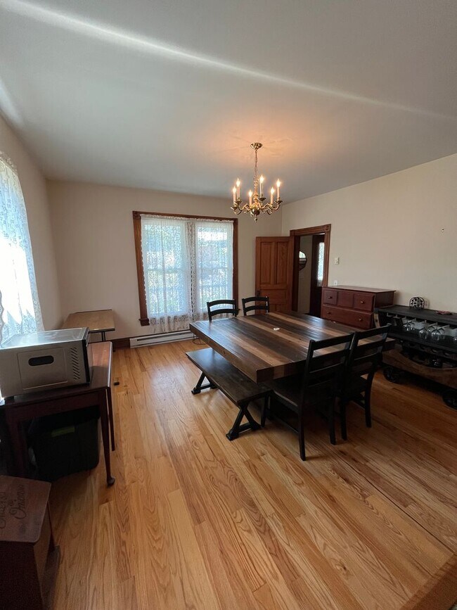 Building Photo - Beautiful 4-bedroom Farmhouse in Raphine a...