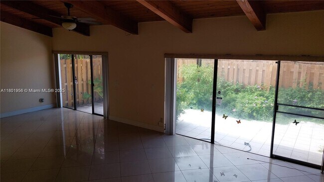 Building Photo - 2675 Parkview Dr S