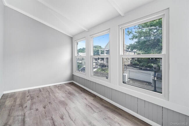 Building Photo - 17 Lawrence Ave