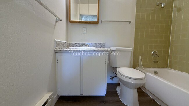 Building Photo - Charming 1-Bedroom Apartment in the Heart ...