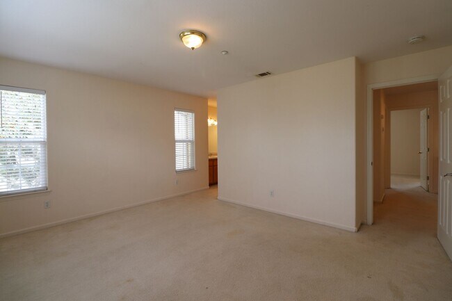 Building Photo - Lovely Cottonwood Glen Townhome