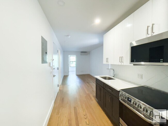 Primary Photo - DEKALB AVENUE / Spacious 4-Bed 2-Bath / Gr...