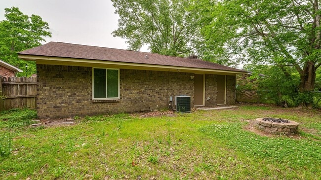 Building Photo - 3 Bedroom 1.5 Bath Home in Holly Court - Goose Creek