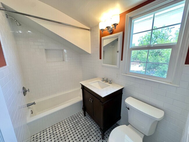 Building Photo - Bright & Modern Two-Story Home with Stunni...