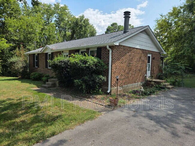 Building Photo - 702 Rodeo Rd