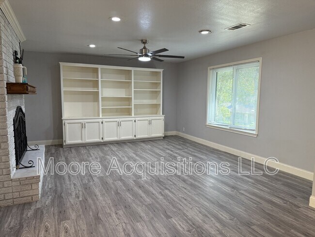 Building Photo - 3601 Oakwood Dr