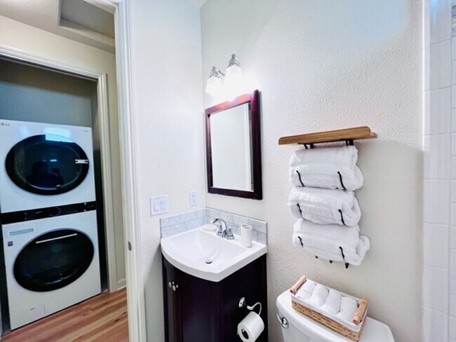 Building Photo - FURNISHED!!! Charming 2BD/1BA Single-Story...