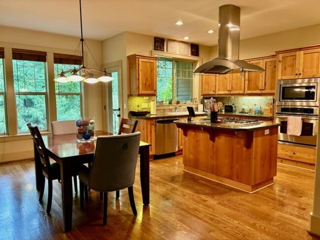 Building Photo - Beautiful Lake Oswego Newer Townhome Walki...