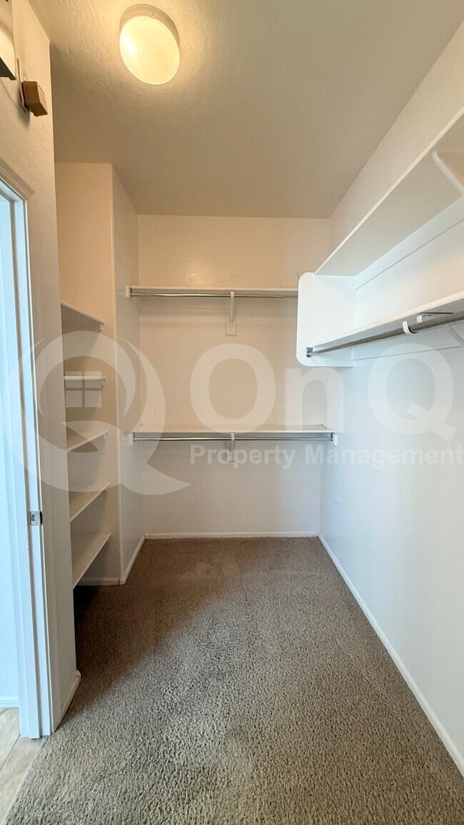 Building Photo - 2131 E Yellowstone Pl
