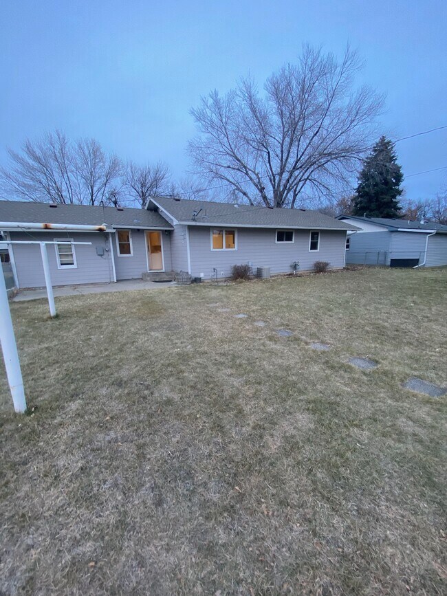 Building Photo - 2304 Hewitt Dr