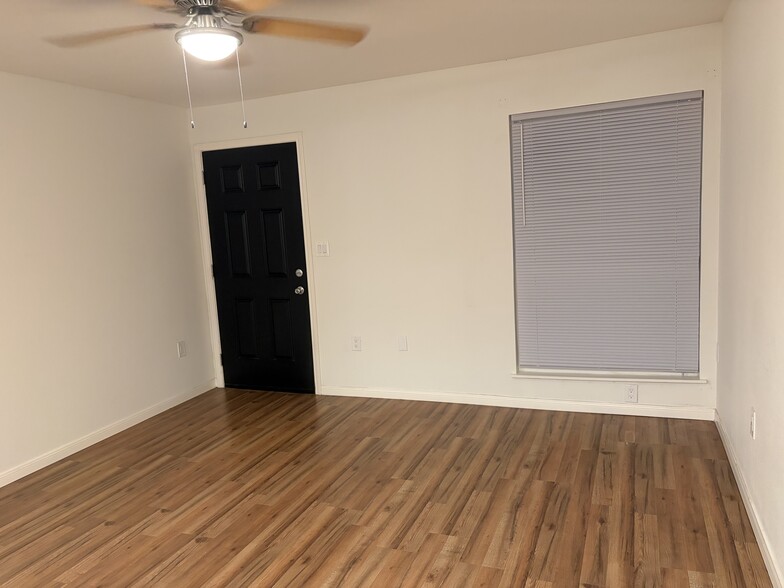 Spacious den - 3022 Forest Ln