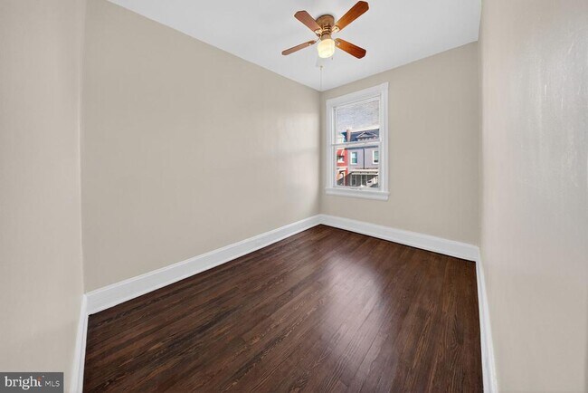 Building Photo - 1932 Summit Pl NE