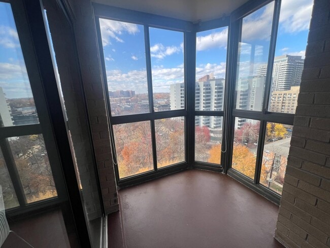 Building Photo - 1600 N Oak St