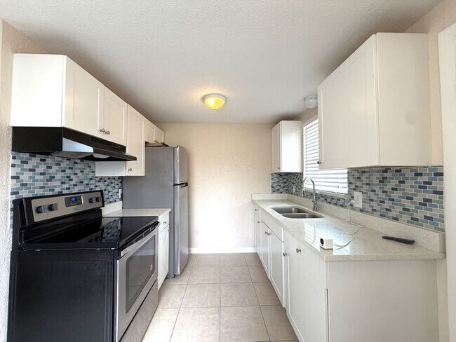 Building Photo - Location!  Charming 2/1 near Downtown Dunedin