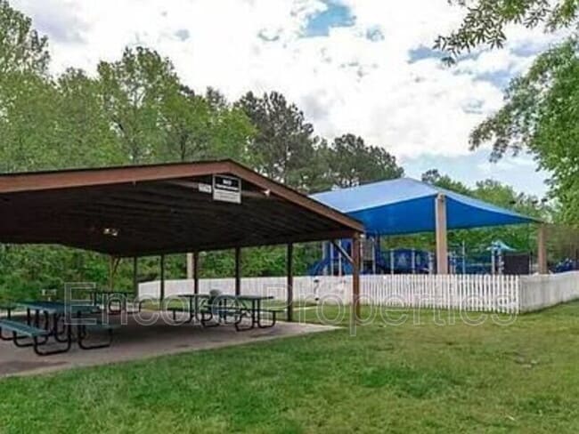 Building Photo - 221 Danesway Dr