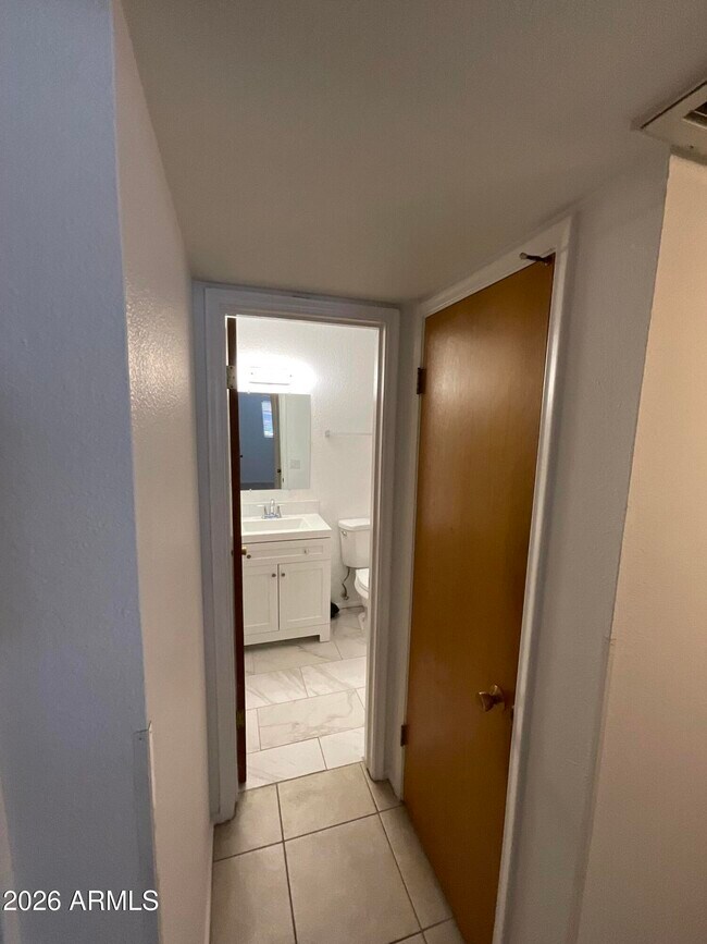 Building Photo - 247 E 7th Dr