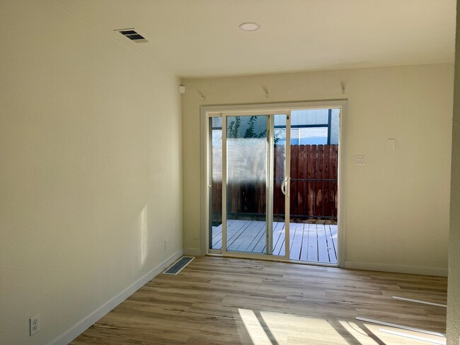 Building Photo - Renovated 3 Bedroom duplex!