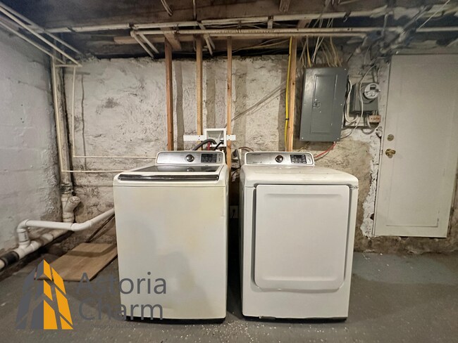 Building Photo - 3 Bedroom or 2 Bedroom with Den featuring Fenced Yard and Updated Kitchen