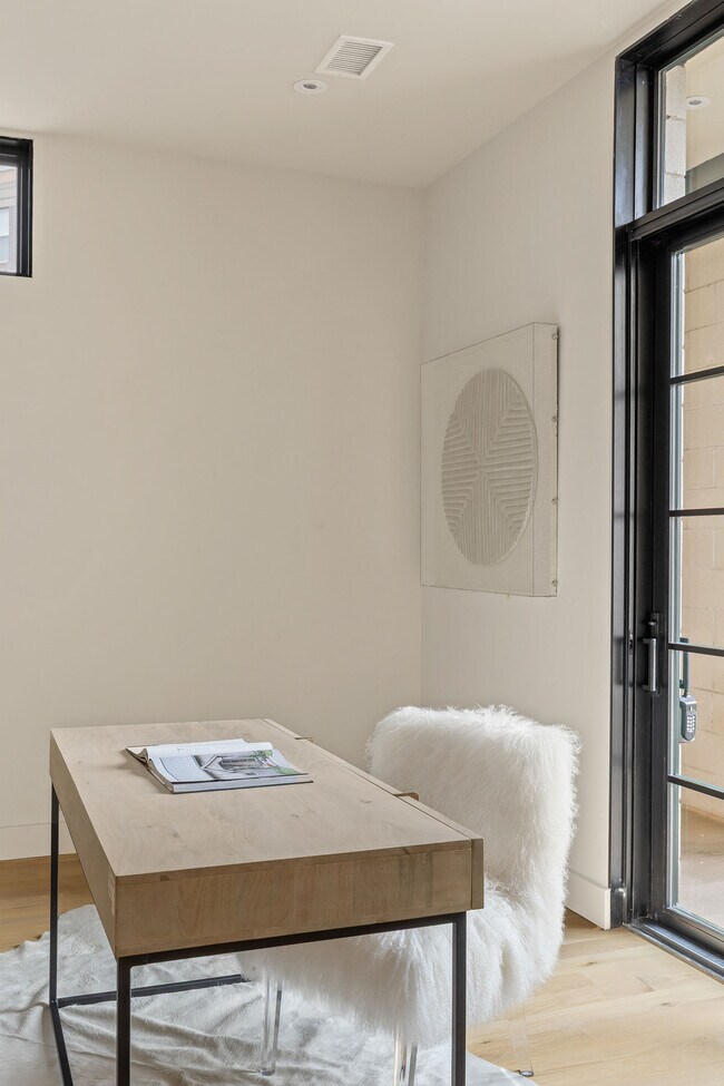 Building Photo - 1325 N Dewey Ave