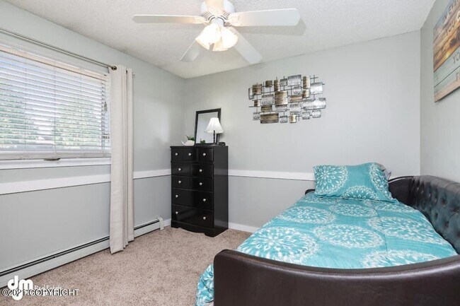 Building Photo - Furnished 3bed/1.5 bath near shopping and more!