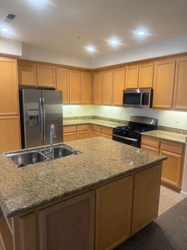 Building Photo - Stunning 2-bedroom, 2-bathroom townhouse