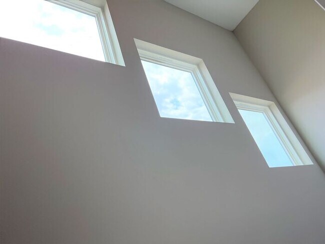 Building Photo - Available Now - Beautiful 4 Bedroom Home i...