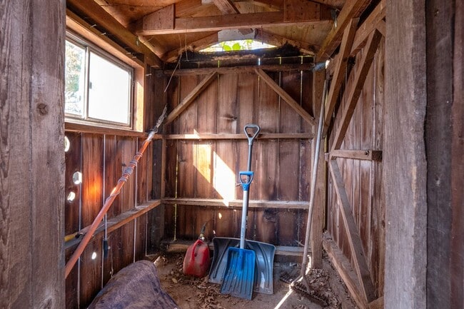 Building Photo - Hi-Pointe Adjacent House!