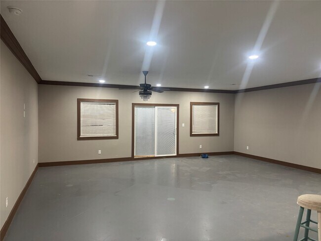 Building Photo - 9480 Plum Grove Rd