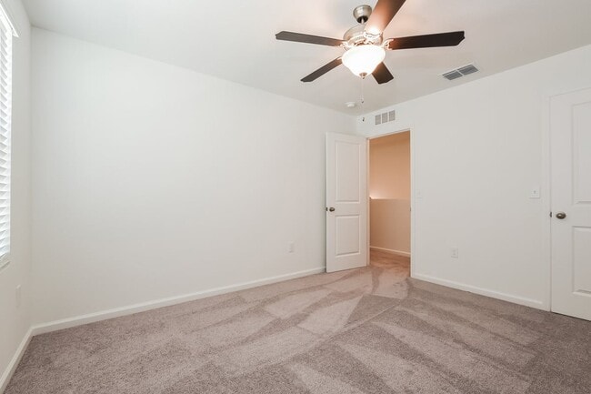 Building Photo - 2042 Hemingway Cir