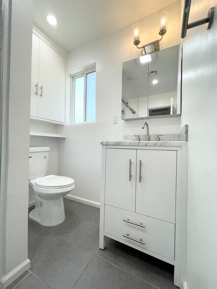Main Bedroom en suite bathroom - 5457 Beck Ave