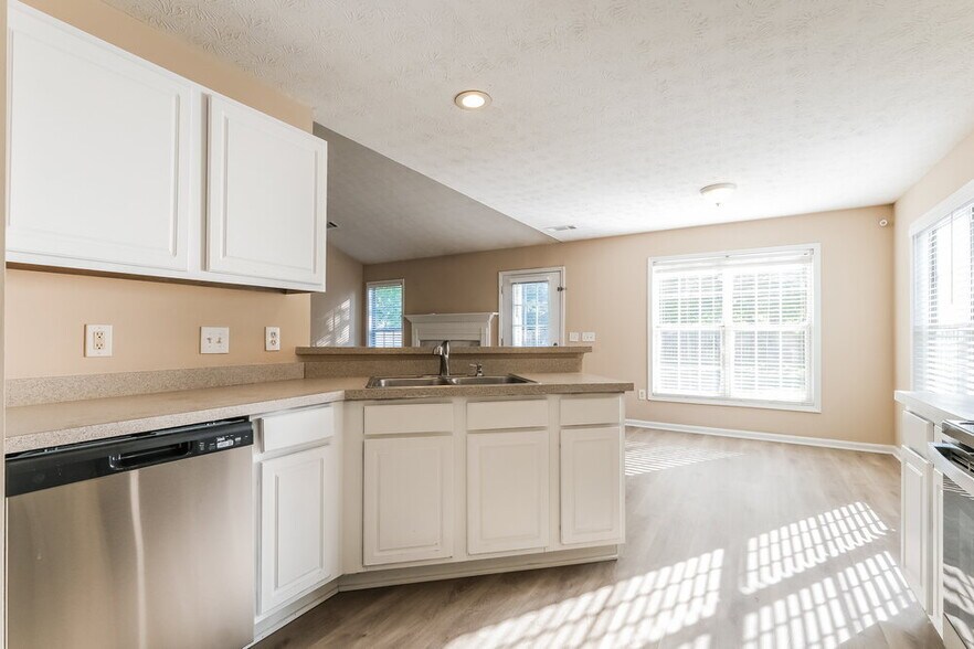 Building Photo - 5400 Princeton Oaks Dr