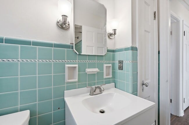 Building Photo - Charming Covedale Duplex