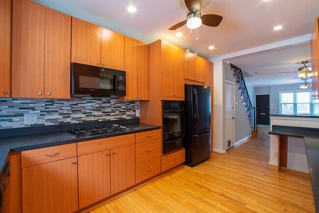 Building Photo - Three Bed Newbold Townhome