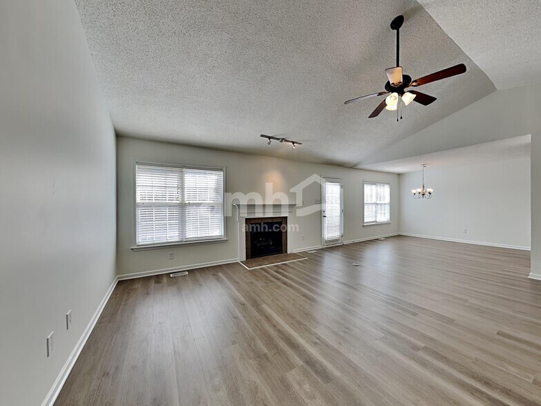 Building Photo - 135 Kentucky Derby Dr
