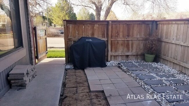 Building Photo - 1101 S Yosemite Way