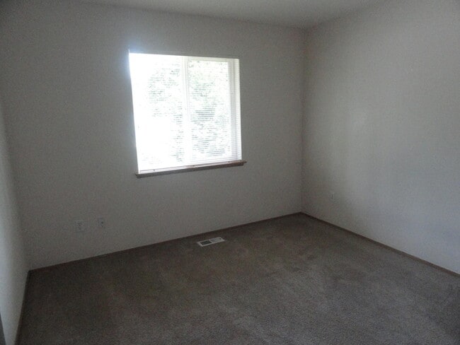 Building Photo - Gorgeous 4 bedroom 2 Story In the Gated Community of "Falcon Creek"!!