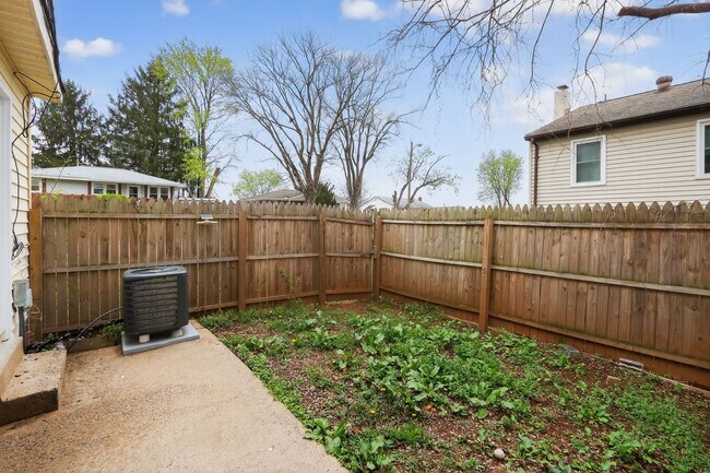 Building Photo - 3 Bedroom End Unit Townhouse in Culpeper