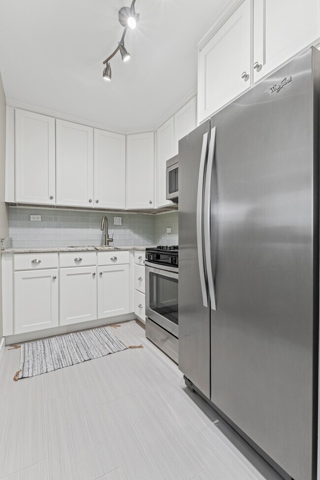Building Photo - 850 N Dewitt Pl