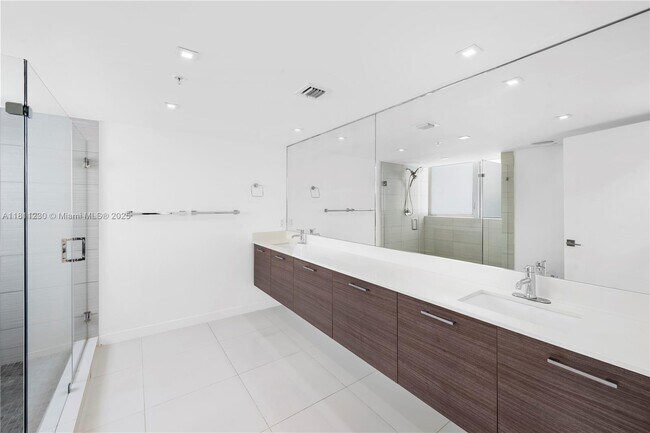Building Photo - 9901 E Bay Harbor Dr