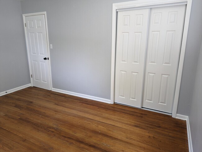 Building Photo - 2008 E Huntsville Rd