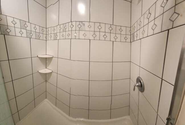 Building Photo - 5 Bedroom 3 bathroom in close proximity to POLY CAMPUS!