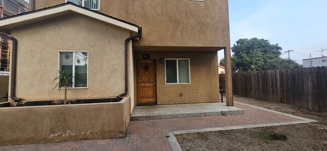 Building Photo - 75(611)