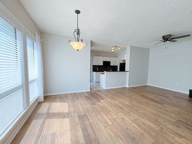 Building Photo - Welcome to this charming 2-bedroom, 2-bath...