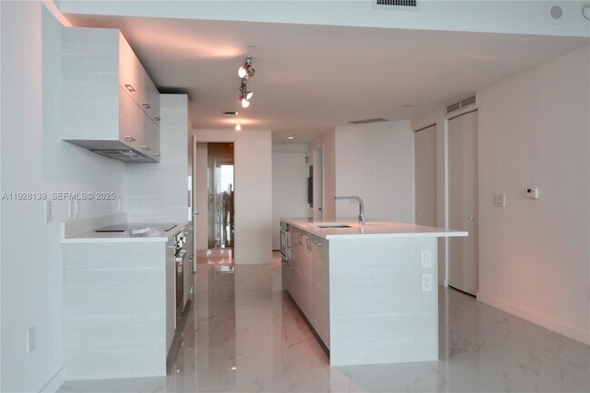 Building Photo - 650 NE 32nd St