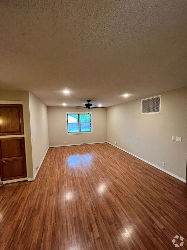 Building Photo - 3 bedroom 1. 5 bath home in Rogers / fence...