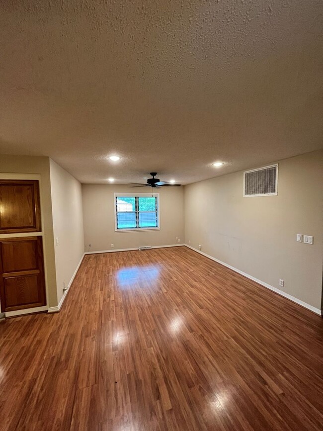 Primary Photo - 3 bedroom 1. 5 bath home in Rogers / fence...