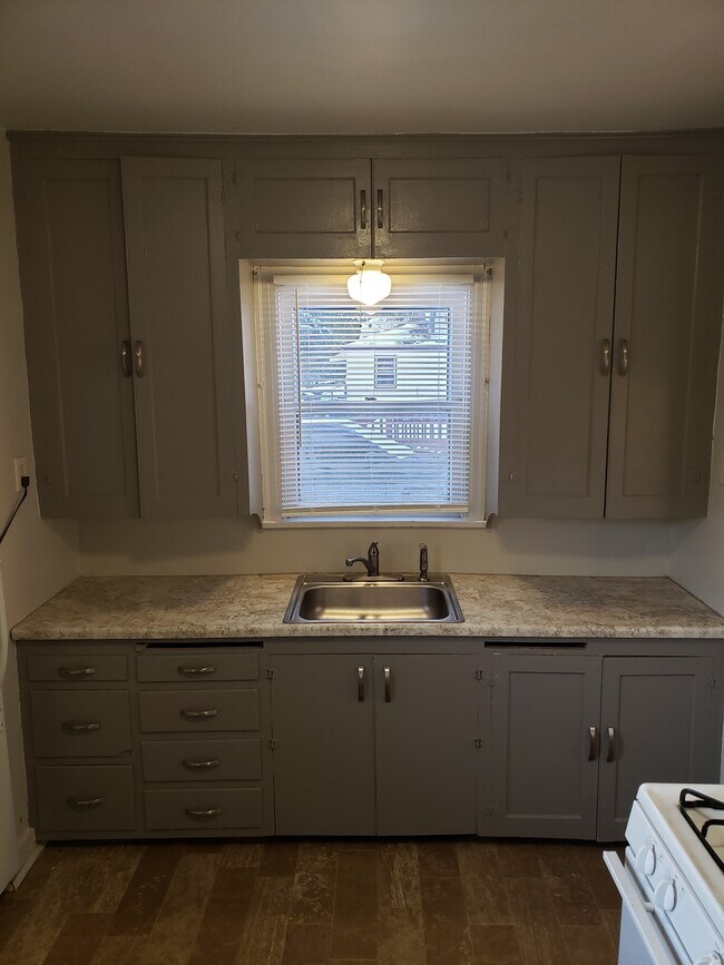 Building Photo - 1300 E 6th St