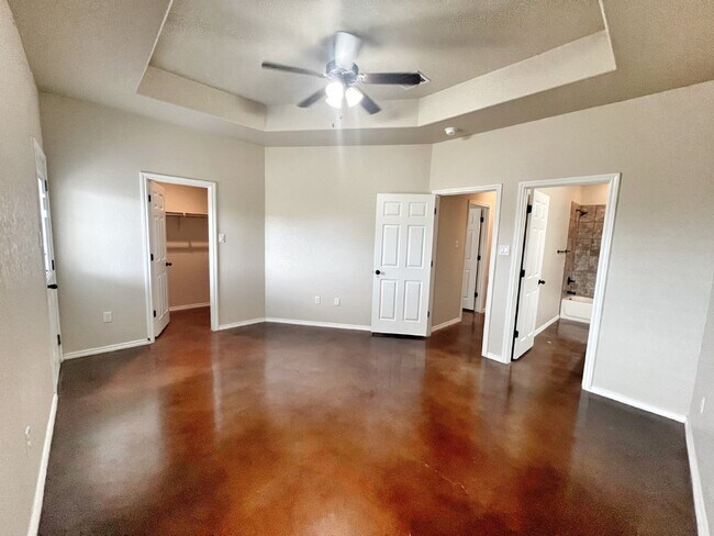 Building Photo - Spacious 3BR/2BA Duplex with Private Yard ...