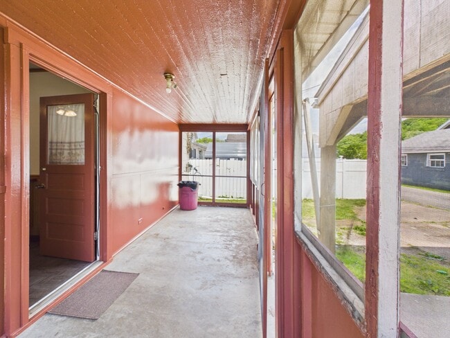 Building Photo - 305 Chelsea St